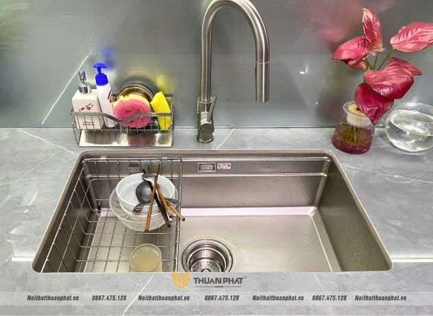 Tủ Bếp Inox Cánh Kính Màu Đặc Biệt Nhà Chị Yến - Trương Định